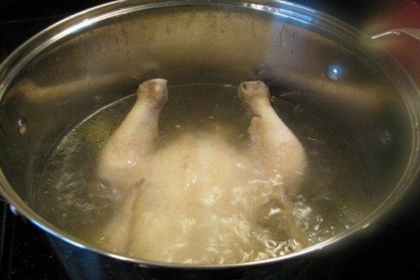 Luộc gà trong khoảng 15 phút rồi vớt ra ngâm trong nước lạnh