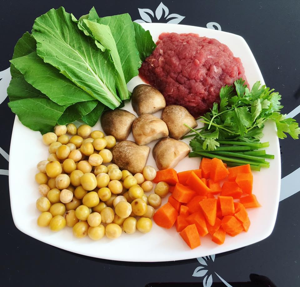 Cháo thịt bò nấu với rau cải